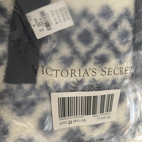 PINK Victoria's Secret Blue and Cream Cozy Weekend Bag NEW - Picture 4 of 4